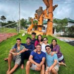 Mamitha Baiju Instagram - Salud, mi familia🤍 . . . Missed you jeevan n ligi aunty❤️ Kananam Retreat