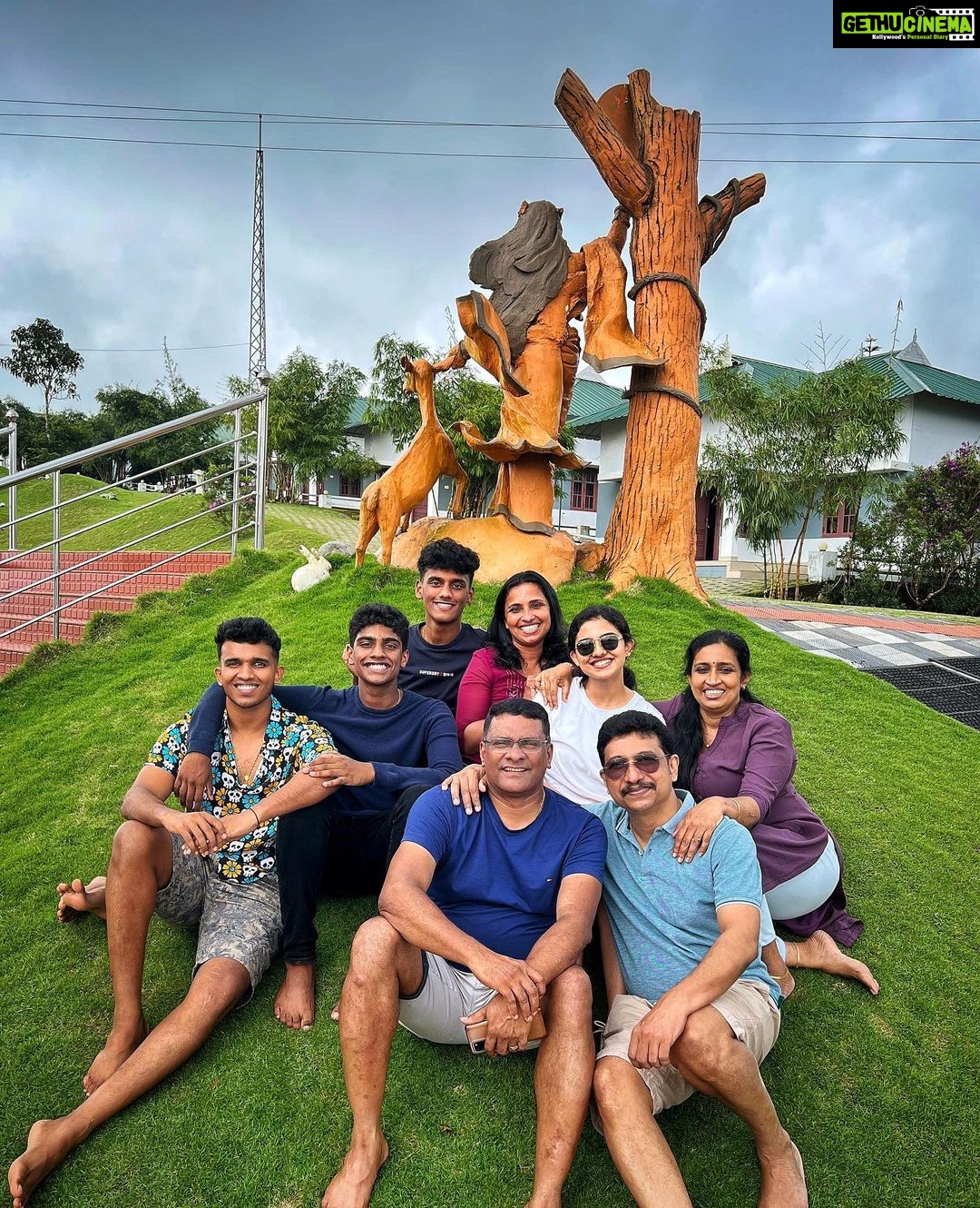 Mamitha Baiju Instagram - Salud, mi familia🤍 . . . Missed you jeevan n ligi aunty❤️ Kananam Retreat