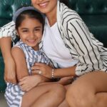 Manasi Parekh Instagram - I’m the constant kissing and hugging kind of mom .. can only pull this while she is younger cos then it will be “Mom, please don’t embarrass me” 😂😂😂 #maarireelmaarifeel #મારીરીલમારીફિલ