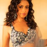 Manasi Parekh Instagram - Living life like it’s golden 💫✨ . . . Sari : @dvfashionstudio Hair : @usha.desai 📸 : @treballproduction #manasiparekh #sari