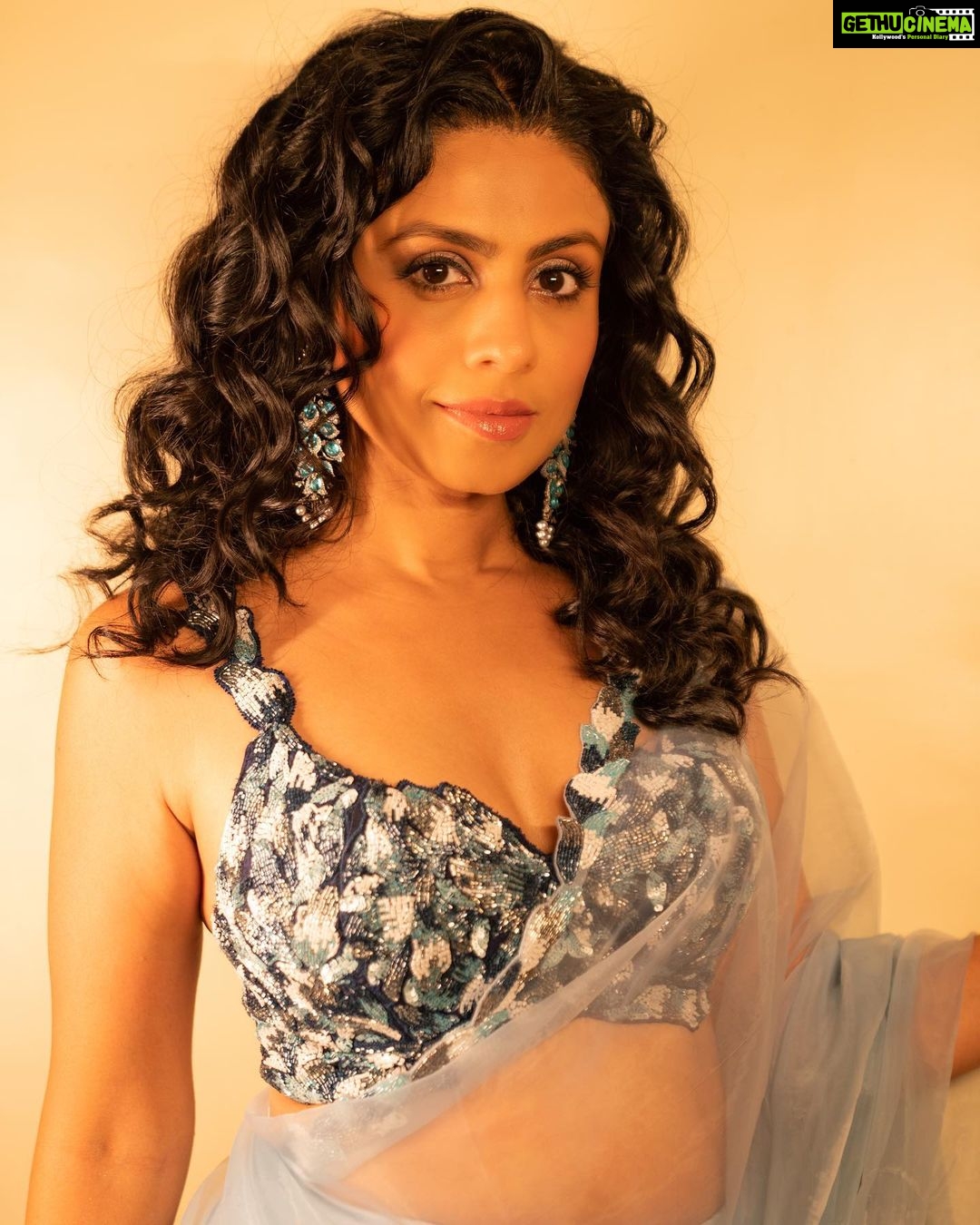 Manasi Parekh Instagram - Living life like it’s golden 💫✨ . . . Sari : @dvfashionstudio Hair : @usha.desai 📸 : @treballproduction #manasiparekh #sari