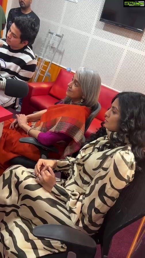 Manasi Parekh Instagram - What a wonderful interview it was with @redfmindia with #Ratnapathakshah and @dsafary! @kutchexpress.gujaratifilm #promotions Ahmedabad, India