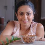 Manasi Parekh Instagram - I'm always looking for a quick and healthy snack for me and my family to keep us active throughout the day. And for this, I make sure we snack on a handful of almonds daily.