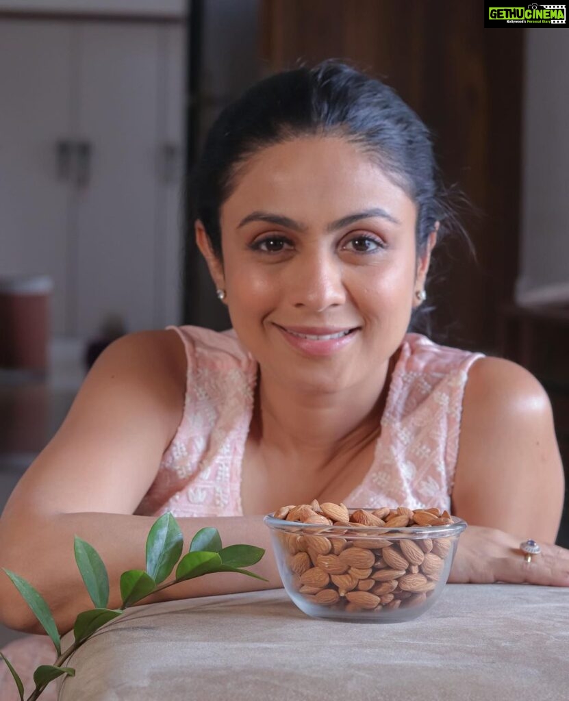 Manasi Parekh Instagram - I'm always looking for a quick and healthy snack for me and my family to keep us active throughout the day. And for this, I make sure we snack on a handful of almonds daily.