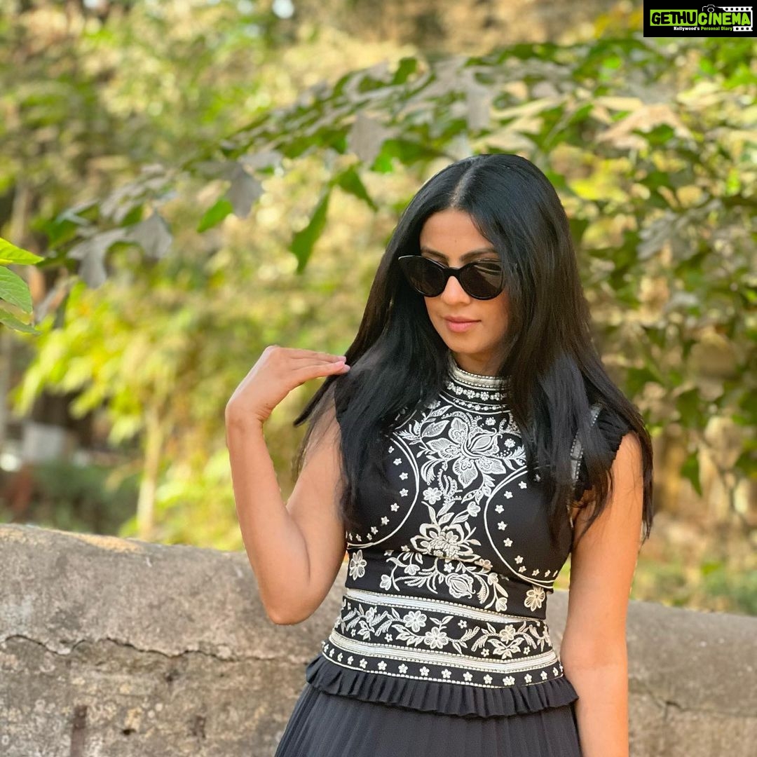 Manasi Parekh Instagram - Glares or no glares? Secret: I don’t trust people who wear glares in their DP. You?
