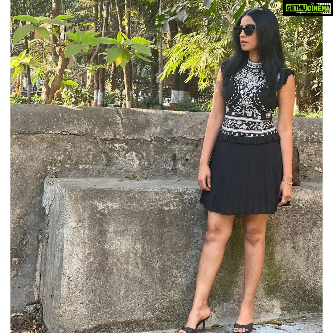 Manasi Parekh Instagram - Glares or no glares? Secret: I don’t trust people who wear glares in their DP. You?