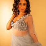 Manasi Parekh Instagram - Living life like it’s golden 💫✨ . . . Sari : @dvfashionstudio Hair : @usha.desai 📸 : @treballproduction #manasiparekh #sari