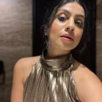 Manasi Parekh Instagram - I can finally do my own hair and make up decently after all these years! Some actors are very good in doing their own makeup and some like me just never make the effort to learn and leave it to the professionals. But I have picked up tips and tricks from different make up artists over the years and try to do my own HMU sometimes. It’s fun and makes me want to experiment more 😍 Dubai UAE