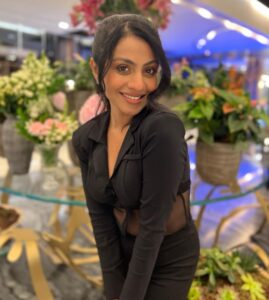 Manasi Parekh Instagram - The first Gujarati film to be screened in the Gulf!! Ready for the premier of @kutchexpress.gujaratifilm in #Doha 🌈🙌🏼✨💫
Thanks for the lovely clicks : @salk.04 
.
.
.
Outfit : @labelsimrankatyal 
Styled by : @styleitwithniki 
Assisted by : @yeshastyles