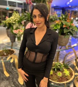 Manasi Parekh Instagram - The first Gujarati film to be screened in the Gulf!! Ready for the premier of @kutchexpress.gujaratifilm in #Doha 🌈🙌🏼✨💫
Thanks for the lovely clicks : @salk.04 
.
.
.
Outfit : @labelsimrankatyal 
Styled by : @styleitwithniki 
Assisted by : @yeshastyles