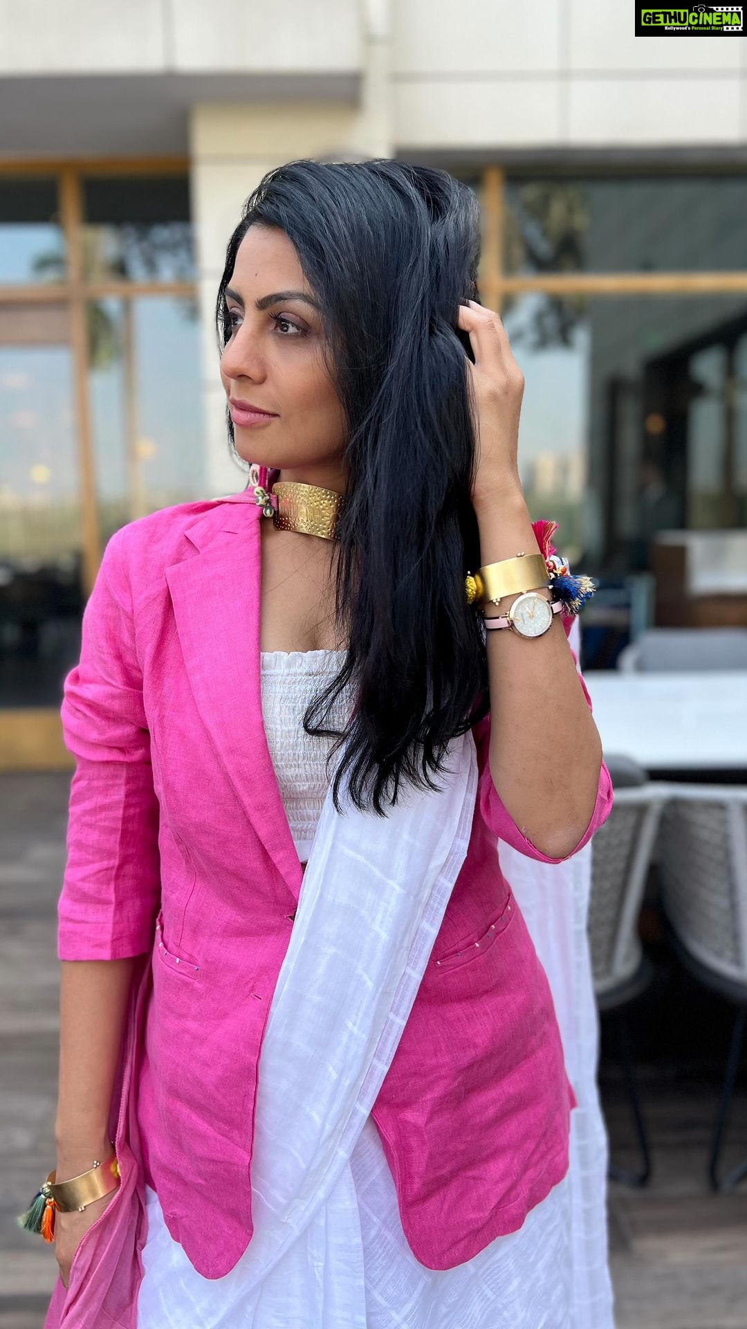 Manasi Parekh Instagram - Just 7 days to go for the release of @kutchexpress.gujaratifilm and we canโt keep calm ๐
๐
Trying something different with the classic cotton sari in #promotions, styled by none other than @styleitwithniki Sari : @whysobluelove Jacket : @zebein.india Jewellery : @bynirjari
