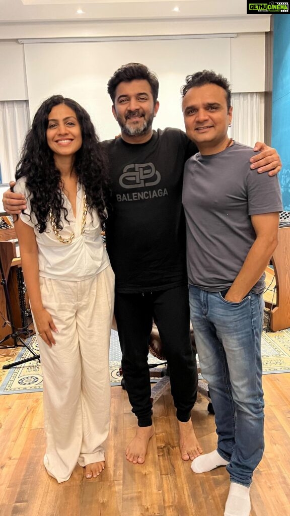 Manasi Parekh Instagram - After the success of #raajaneraani it was super special to sing this romantic duet for @kutchexpress.gujaratifilm with @parthivgohil9 under the direction of the maestro @soulfulsachin! Can’t wait for the full song to be out tomorrow 😍😍 . . . #kutchexpress #sachinjigar #manasiparekh #parthivgohil #raajanerani