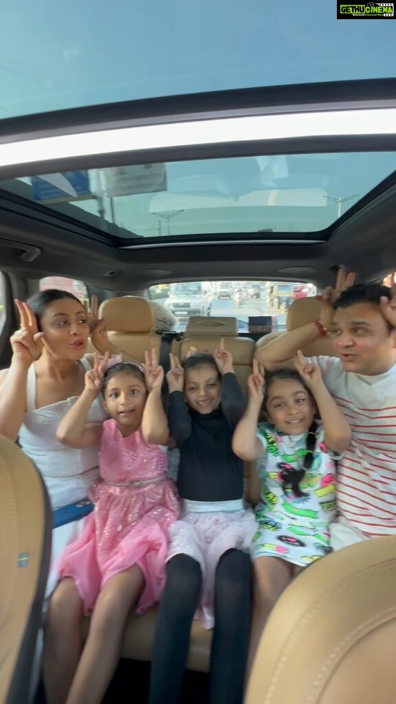 Manasi Parekh Instagram - So excited to see one of the most iconic musicals in the world, “Sound of Music” nmacc with our baccha party Nirvi, Mishka and Myrah😍😍 We had to sing this song on the way 🚘🚘 #DoReMi #Soundofmusic #NMACC #singers