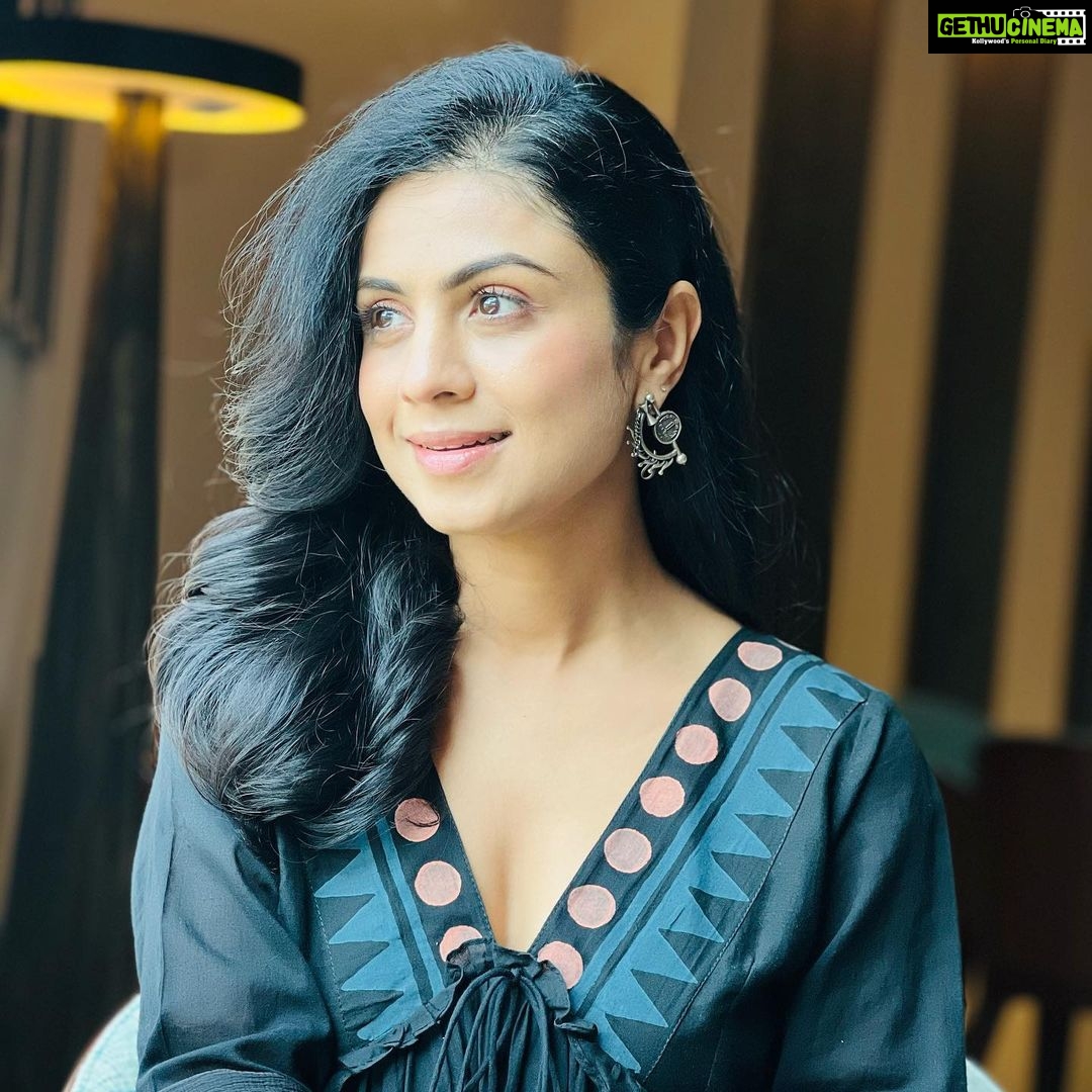 Manasi Parekh Instagram - Waiting for the new year to bring new possibilities and hope! Merry Christmas everybody ♥️♥️♥️ . . . Outfit : @tijoree.by.nikitabhatt Jewellery : @culture_signature_jalpathakkar Styling : @styleitwithniki HMU : @itsme_shiv_s Ahmedabad, India
