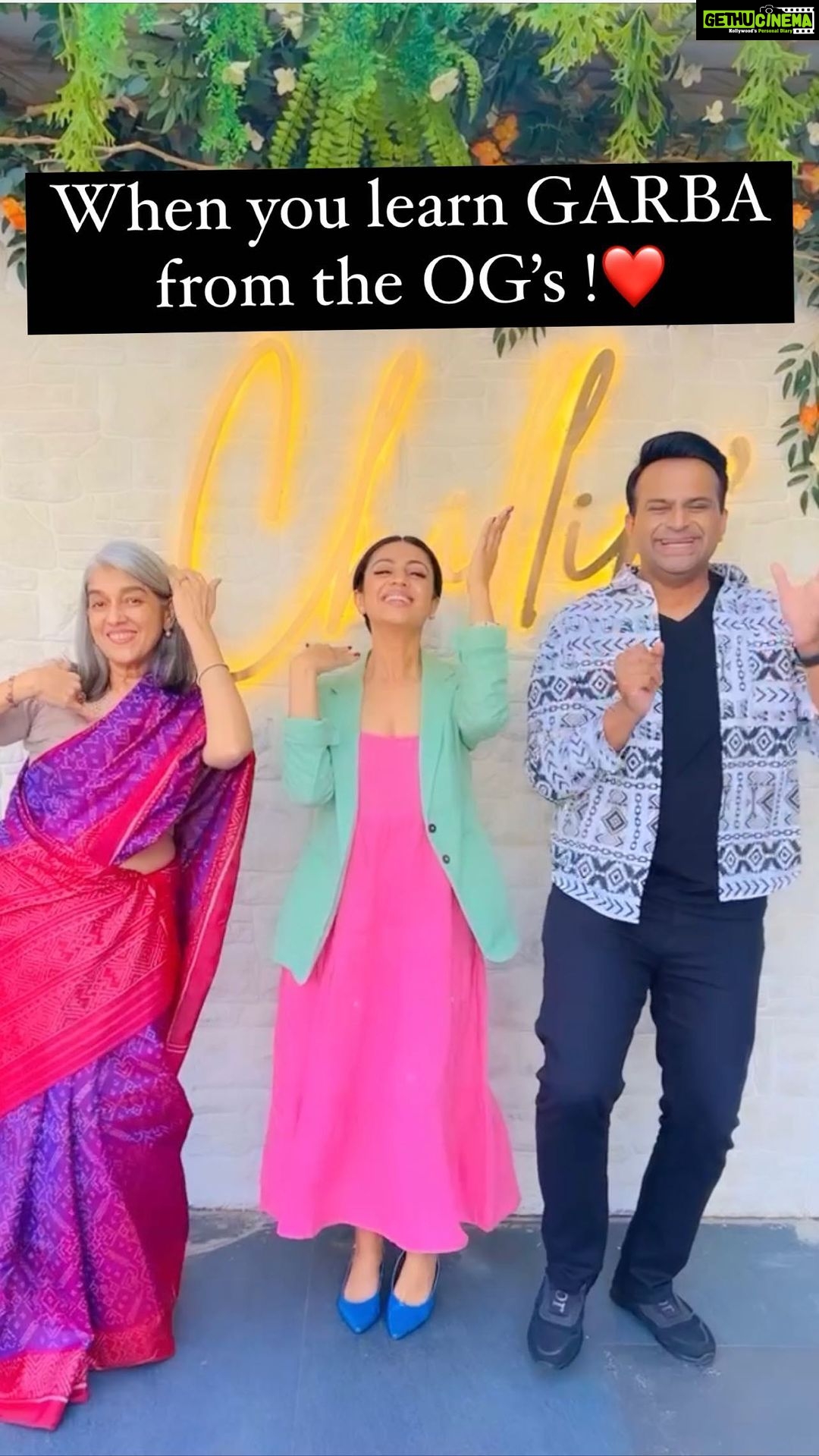 Manasi Parekh Instagram - When you learn GARBA from the OG’s ! 😋🔥 @manasi_parekh Can’t wait for #KutchExpress at the Theatres: 6th Jan! Shot: @chillinkitchenandbar . . #manasiparekh #SiddharthKannan #Sidk #Garba #ratnapathakshah #ratnapathak #dance #dancereels #explorepage Mumbai, Maharashtra