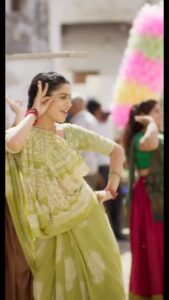 Manasi Parekh Instagram - This is the hook step of #uderegulaal from @kutchexpress.gujaratifilm … cannot wait to see the reels you guys make on it! I will be making some fun reels too and if you tag me will surely put up on my stories ♥️