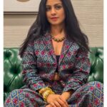 Manasi Parekh Instagram - Family of 994k!!! Thanks so much for all the love 😍😍… we’ll be hitting the million mark by the end of this year, don’t you think? #thankyoupost Outfit: @whysobluelove Styling : @styleitwithniki HMU : @pintu_makeup @usha_deshai Thanks @parvathy_naveen for these wonderful clicks while I was lazing on my couch after a long day at work ♥️