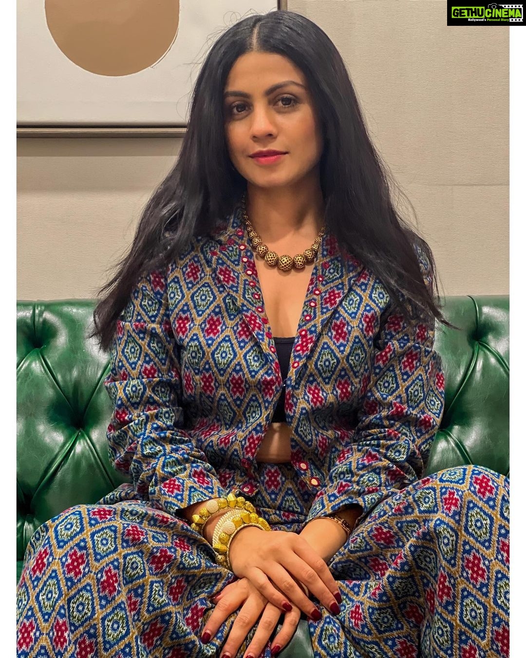 Manasi Parekh Instagram - Family of 994k!!! Thanks so much for all the love 😍😍… we’ll be hitting the million mark by the end of this year, don’t you think? #thankyoupost Outfit: @whysobluelove Styling : @styleitwithniki HMU : @pintu_makeup @usha_deshai Thanks @parvathy_naveen for these wonderful clicks while I was lazing on my couch after a long day at work ♥️