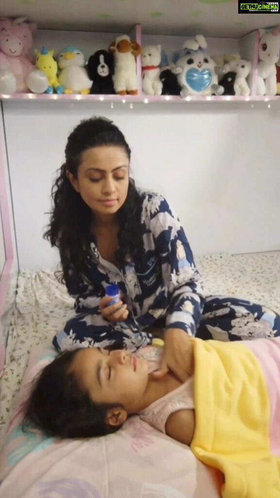 Manasi Parekh Instagram - Bachee bachpan mai masti nahi karenge toh kab karenge. Get ready for seasonal changes with Vicks VapoRub. Vicks VapoRub has natural ingredients like Menthol, Camphor & Eucalyptus which helps relieve 6 symptoms of cough & cold. So, my family can enjoy every season to the fullest. #WithLoveVicks @vicks_india #AD #Cough #Cold #winters #Vicks #VapoRub Disclaimer: Always read the label. Use as directed. If symptoms persist. Visit your doctor!