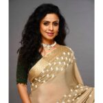 Manasi Parekh Instagram – A classic sari can never go wrong,can it? 
Outfit : @neervabk 
Jewellery : @studiodieleganzaa 
Styling : @styleitwithniki
HMU : @makeupbyjanak 
📸 : @photonkar