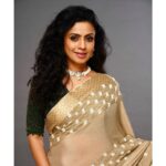 Manasi Parekh Instagram - A classic sari can never go wrong,can it? Outfit : @neervabk Jewellery : @studiodieleganzaa Styling : @styleitwithniki HMU : @makeupbyjanak 📸 : @photonkar