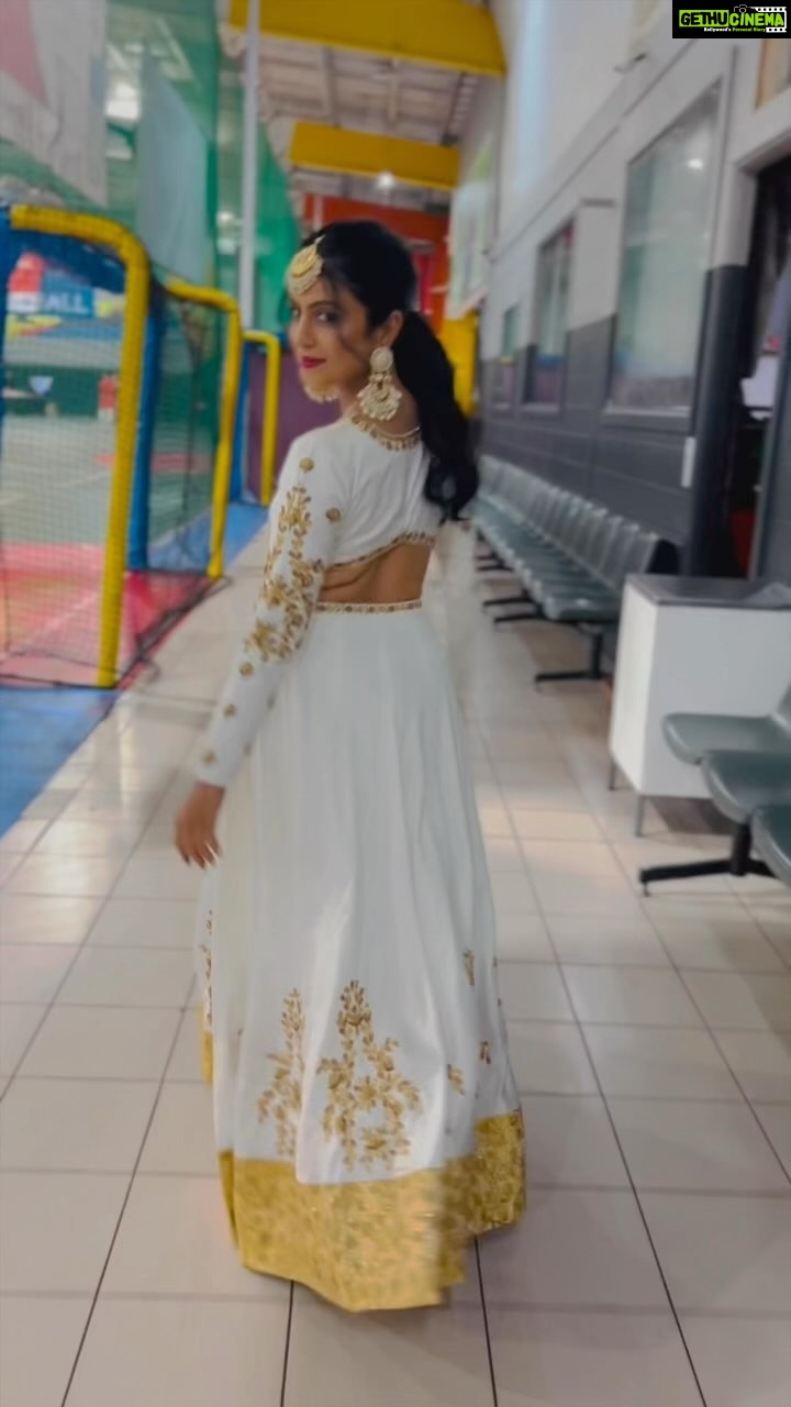 Manasi Parekh Instagram - This Navratri we experimented with so many looks @styleitwithniki ! #throwback to a month that just flew by .. a lot of people loved the shell blouse that I wore.. it got max comments on my insta .. which one did you guys like?