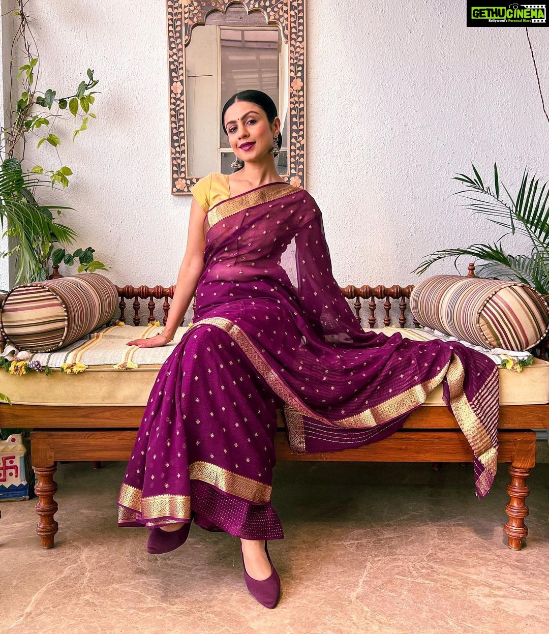 Manasi Parekh Instagram - Feeling vintage today 💫💥 📸 : @parthivgohil9