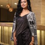 Manasi Parekh Instagram - Premier ready! . . . . Saaree- @asopalav @saree.com_by_asopalav Jacket- @majesticbyjapnah Jewellery : @theflairstudio_ Styling : @styleitwithniki PVR ICON, Infinity Mall, Andheri West, Mumbai