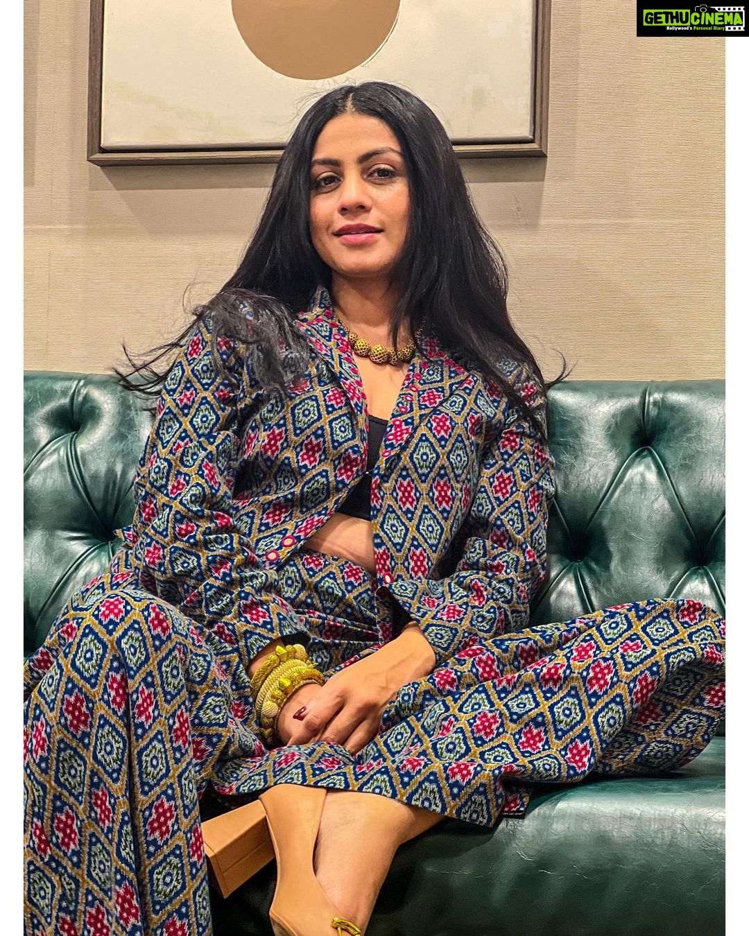 Manasi Parekh Instagram - Family of 994k!!! Thanks so much for all the love 😍😍… we’ll be hitting the million mark by the end of this year, don’t you think? #thankyoupost Outfit: @whysobluelove Styling : @styleitwithniki HMU : @pintu_makeup @usha_deshai Thanks @parvathy_naveen for these wonderful clicks while I was lazing on my couch after a long day at work ♥️