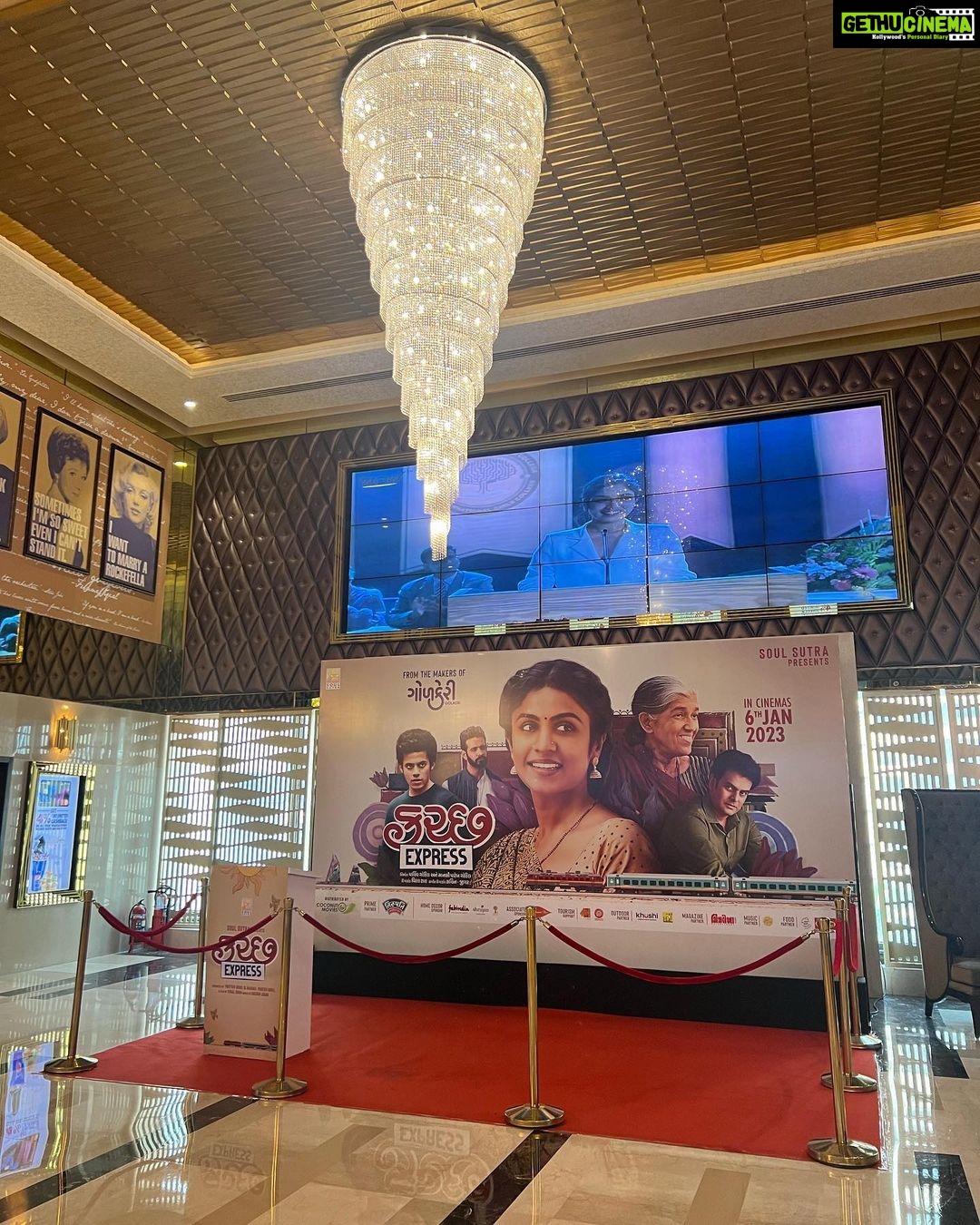 Manasi Parekh Instagram - Thanks so much for the tremendous response to the trailer of @kutchexpress.gujaratifilm!! I have tried to repost and comment on as many messages as possible!! Cannot wait for the film to release on 6th Jan,2023! @parthivgohil9 #ratnapathakshah @viral2886 ๐ธ : @parvathy_naveen Sari : @neervabk Jewellery : @culture_signature_jalpathakkar Styling : @styleitwithniki HMU : @stylistsony PVR ICON, Infinity Mall, Andheri West, Mumbai