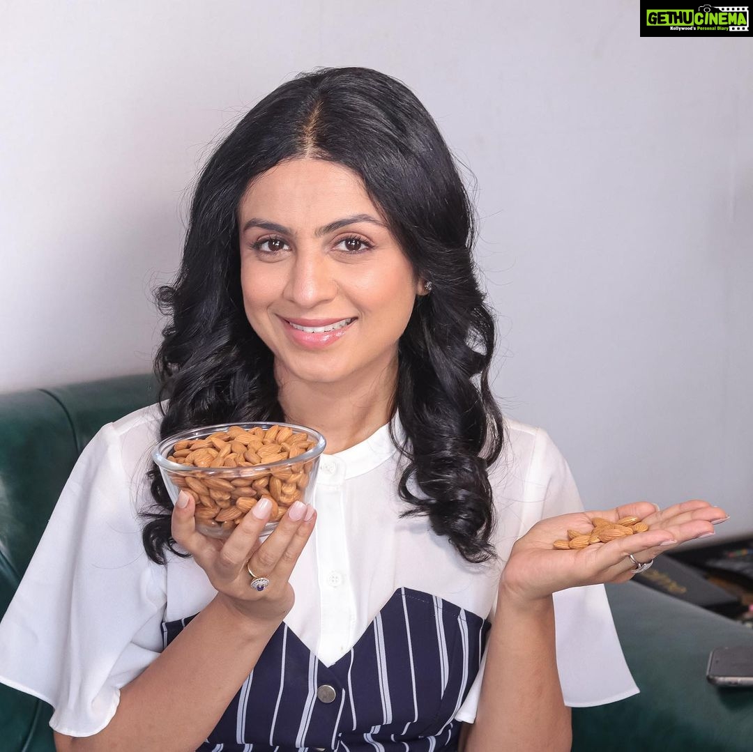 Manasi Parekh Instagram - Being a working mom means being on the go all the time! So, I make sure to eat a handful of almonds daily to stay active and energetic throughout the day!