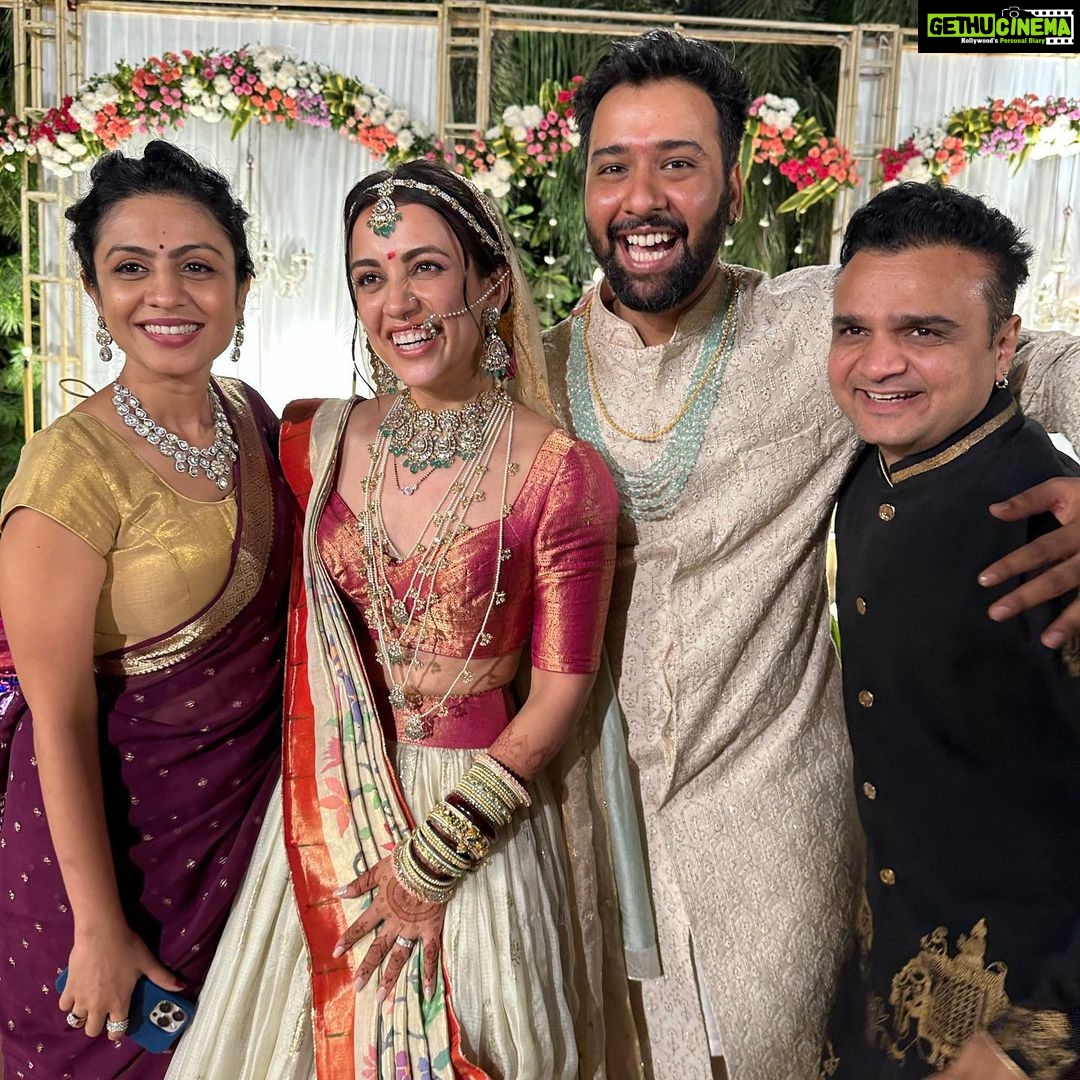 Manasi Parekh Instagram - Wah kya shaadi thi!!! #sidkiesha bless you two forever ♥️♥️♥️ @esharkansara @musicwaala @parthivgohil9 @styleitwithniki @malhar028 @aparshakti_khurana @viraj_ghelani @monal_gajjar @kapoorhimani @kinjalrajpriya @bhaumikshah94 @parthmusic Outfit : @maroonbytaruna Jewellery : @jewels.byneha Styled by : @styleitwithniki HMU : @snehaacharyasalon