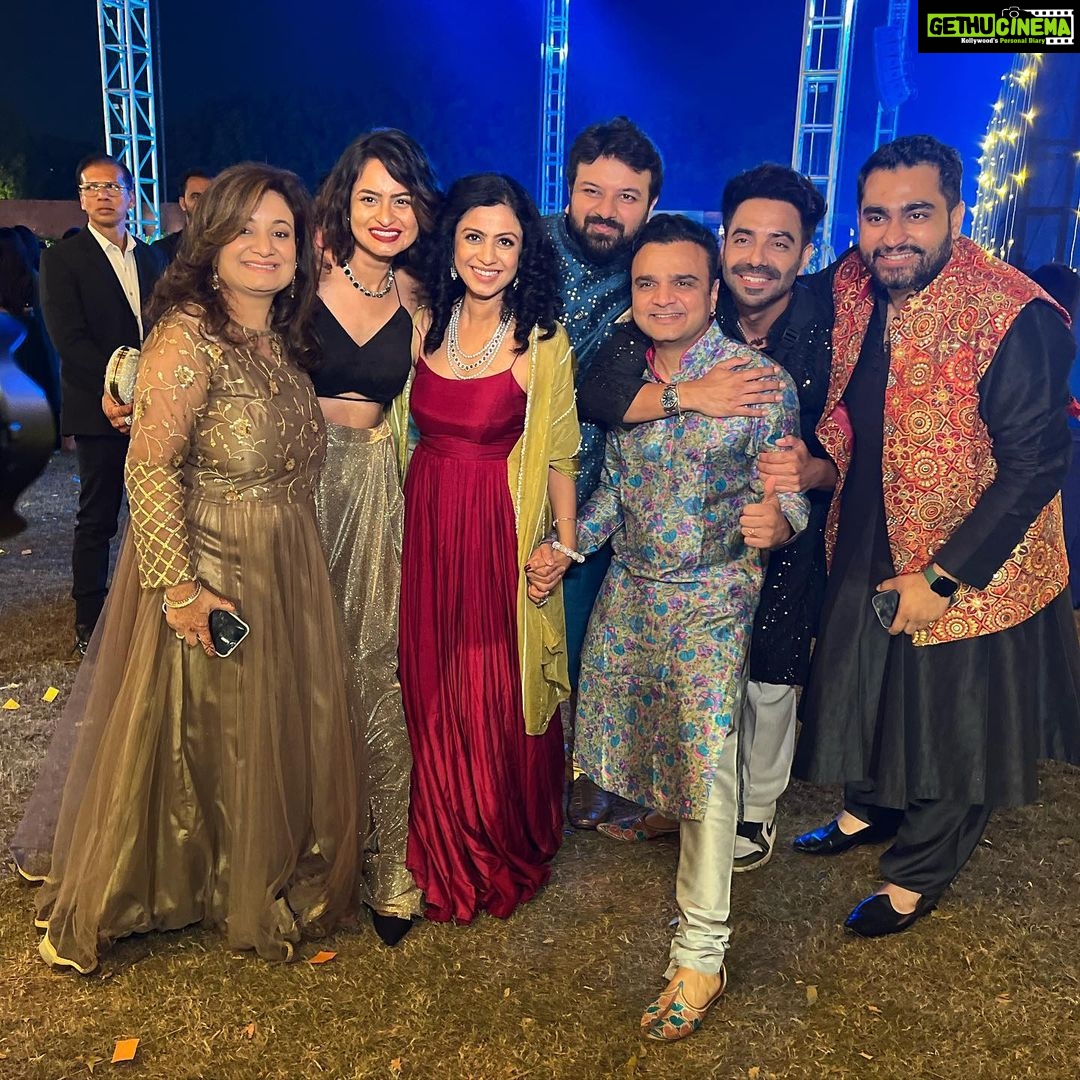 Manasi Parekh Instagram - Wah kya shaadi thi!!! #sidkiesha bless you two forever ♥️♥️♥️ @esharkansara @musicwaala @parthivgohil9 @styleitwithniki @malhar028 @aparshakti_khurana @viraj_ghelani @monal_gajjar @kapoorhimani @kinjalrajpriya @bhaumikshah94 @parthmusic Outfit : @maroonbytaruna Jewellery : @jewels.byneha Styled by : @styleitwithniki HMU : @snehaacharyasalon