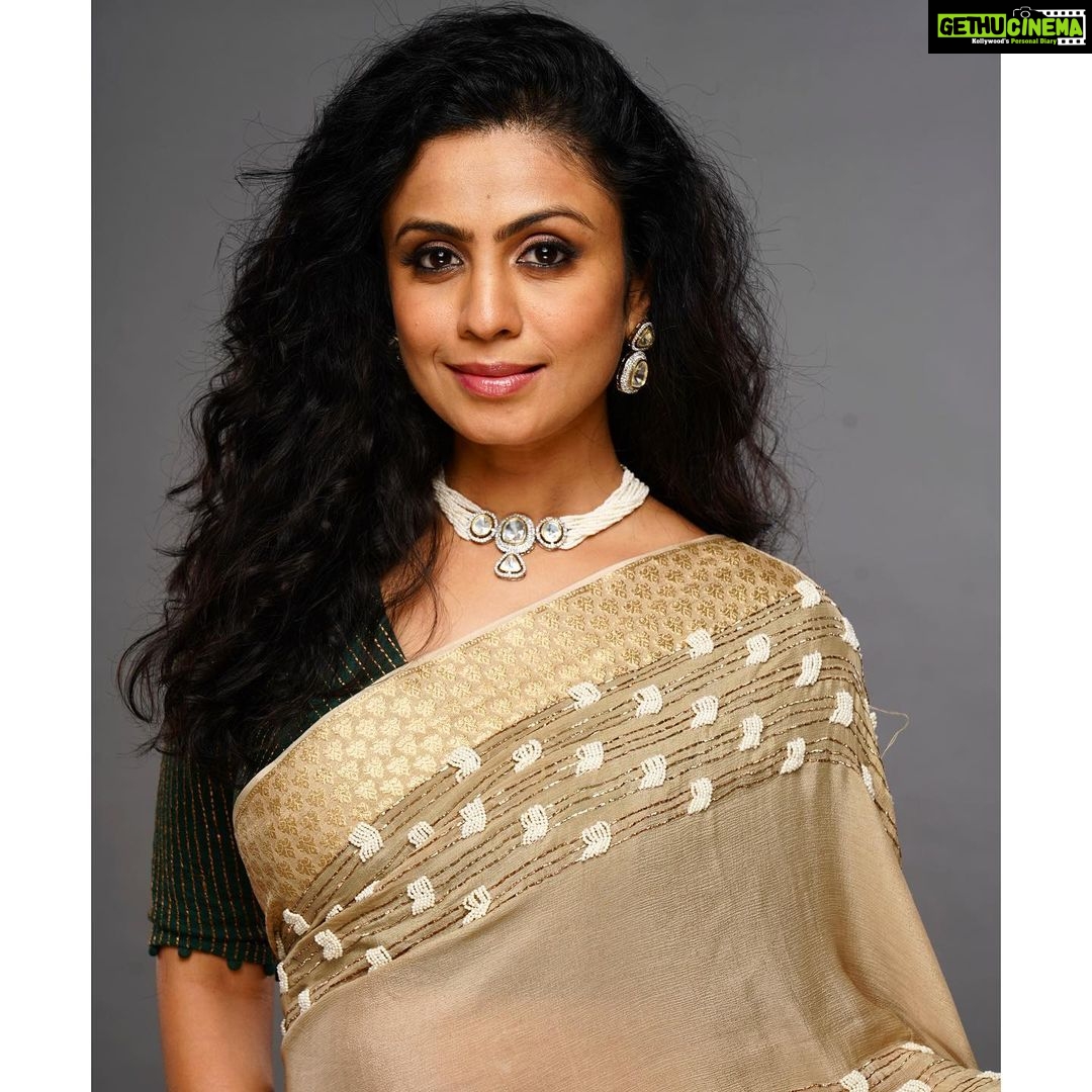 Manasi Parekh Instagram - A classic sari can never go wrong,can it? Outfit : @neervabk Jewellery : @studiodieleganzaa Styling : @styleitwithniki HMU : @makeupbyjanak 📸 : @photonkar