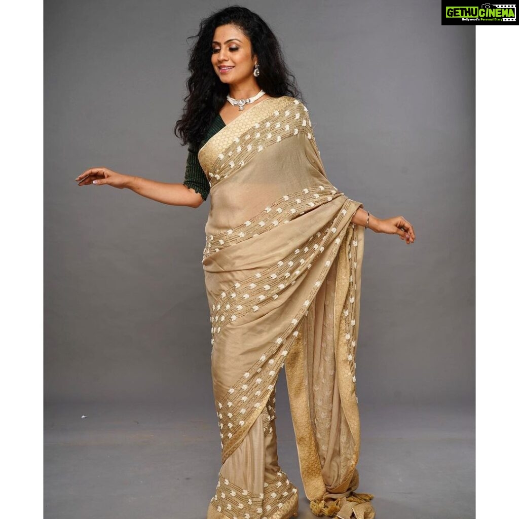 Manasi Parekh Instagram - A classic sari can never go wrong,can it? Outfit : @neervabk Jewellery : @studiodieleganzaa Styling : @styleitwithniki HMU : @makeupbyjanak 📸 : @photonkar