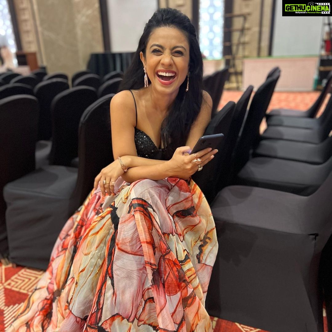 Manasi Parekh Instagram - I personally love the last pic.. you? Was fun performing at the Rotary Club Fundraiser at Nehru centra last night š . . . . Outfit by: @dvfashionstudios Accessories by: @bhawanibangles Style by: @styleitwithniki Assisted by: @ishhuu_26 Nehru Centre , Worli