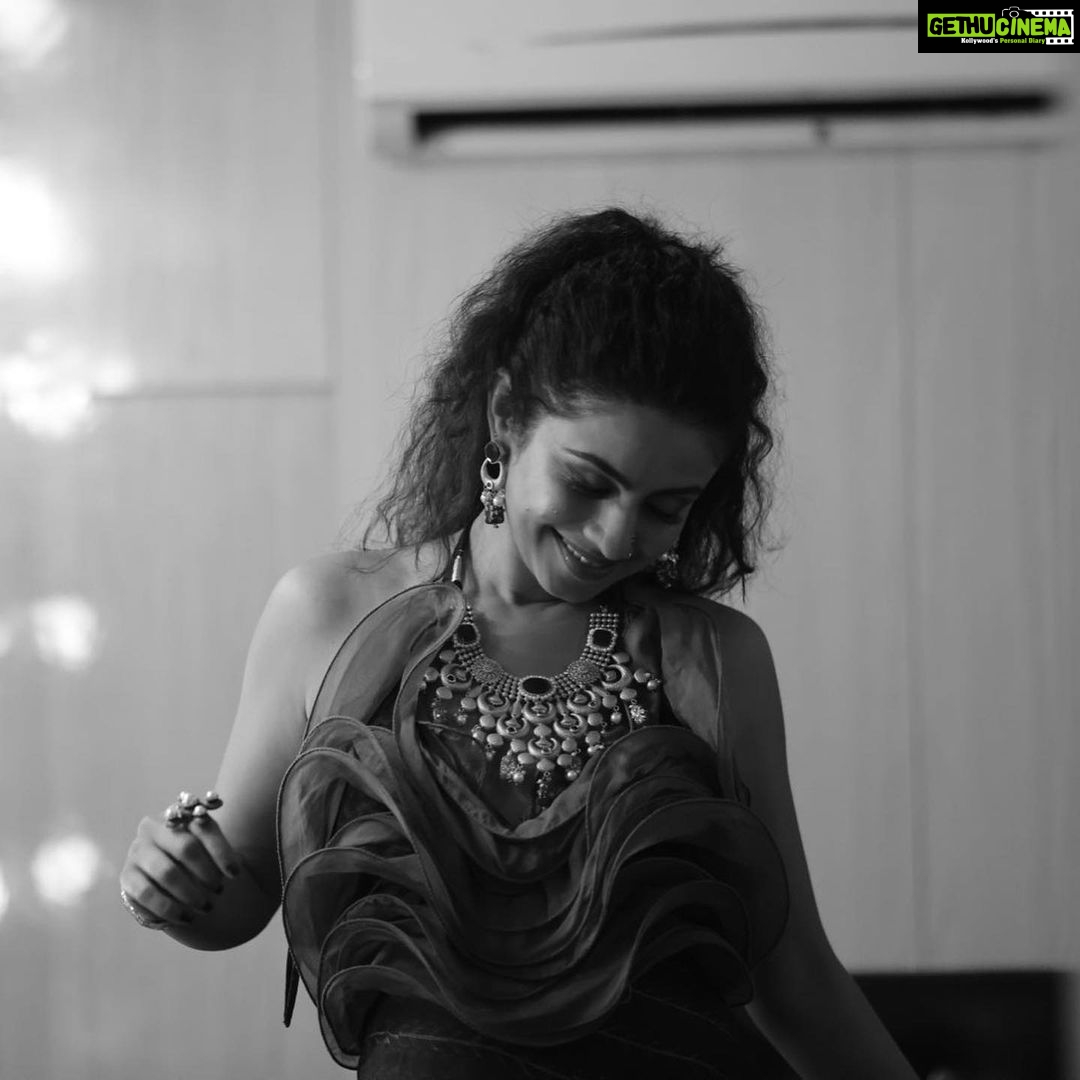 Manasi Parekh Instagram - I love chilling in my vanity van before performances or shoots.. I feel it’s like a lab where lots of people experiment on hair, makeup, clothes, lines, songs to create shining magic which is finally shown to an audience 💫💫 #actor #singer #behindthescenes