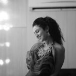 Manasi Parekh Instagram - I love chilling in my vanity van before performances or shoots.. I feel it’s like a lab where lots of people experiment on hair, makeup, clothes, lines, songs to create shining magic which is finally shown to an audience 💫💫 #actor #singer #behindthescenes