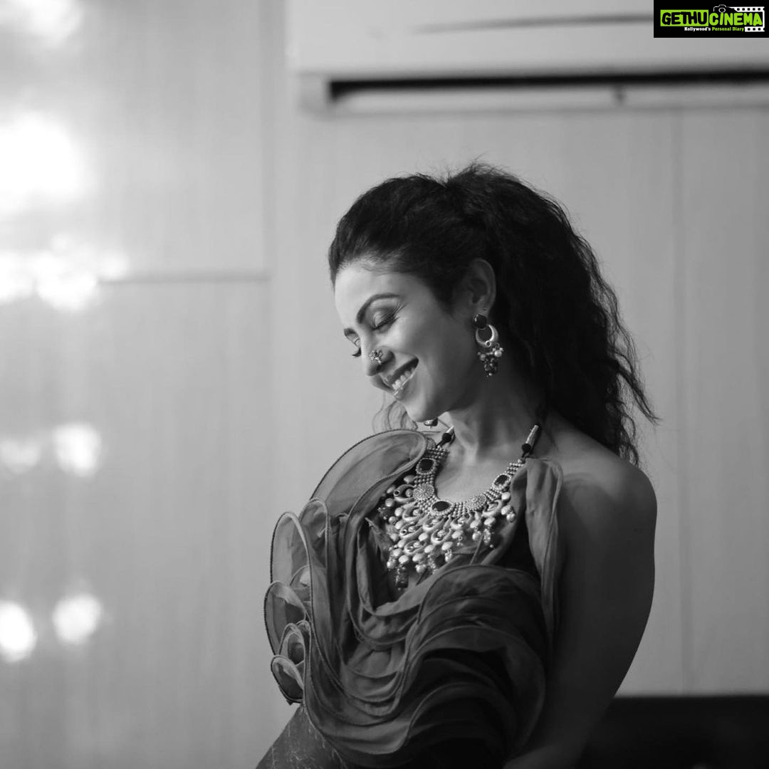 Manasi Parekh Instagram - I love chilling in my vanity van before performances or shoots.. I feel it’s like a lab where lots of people experiment on hair, makeup, clothes, lines, songs to create shining magic which is finally shown to an audience 💫💫 #actor #singer #behindthescenes