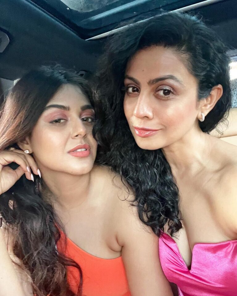 Manasi Parekh Instagram - Girls just wanna have fun!!! Saturday night done right ♥️🫶🏻 The third pic could have been the first one too na? #carfie #paintingthetownred #saturday