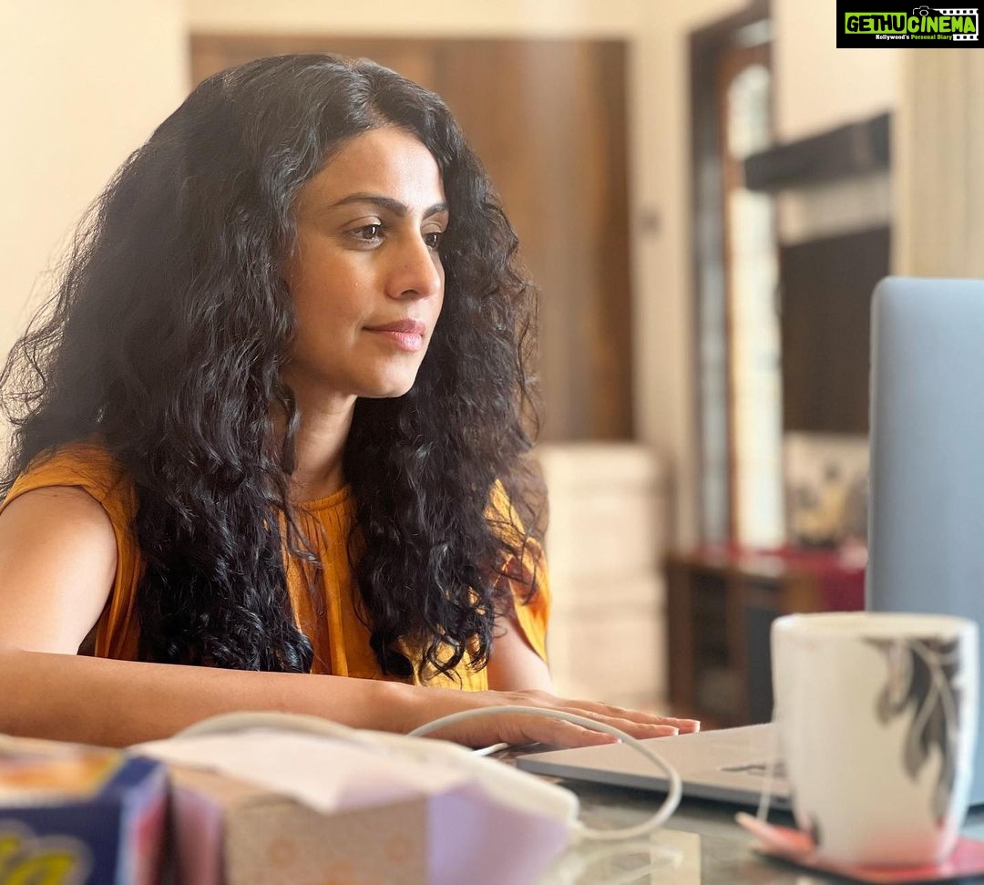 Manasi Parekh Instagram - Pic 1 : Me when I listen to others on Zoom Pic 2 : When nobody listens to me 📸: @parvathy_naveen Home