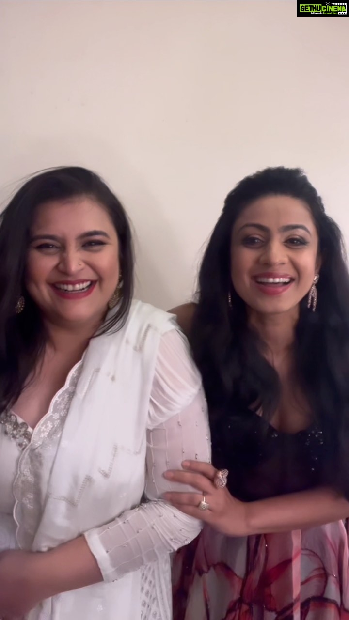Manasi Parekh Instagram - This is what happens when you meet in green rooms haina @iyashitaasharma ?? So much fun ♥️ #pasoori #singingreels