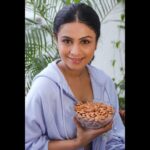Manasi Parekh Instagram - Being a working mom means being on the go all the time! So, I make sure to eat a handful of almonds daily to stay active and energetic throughout the day!