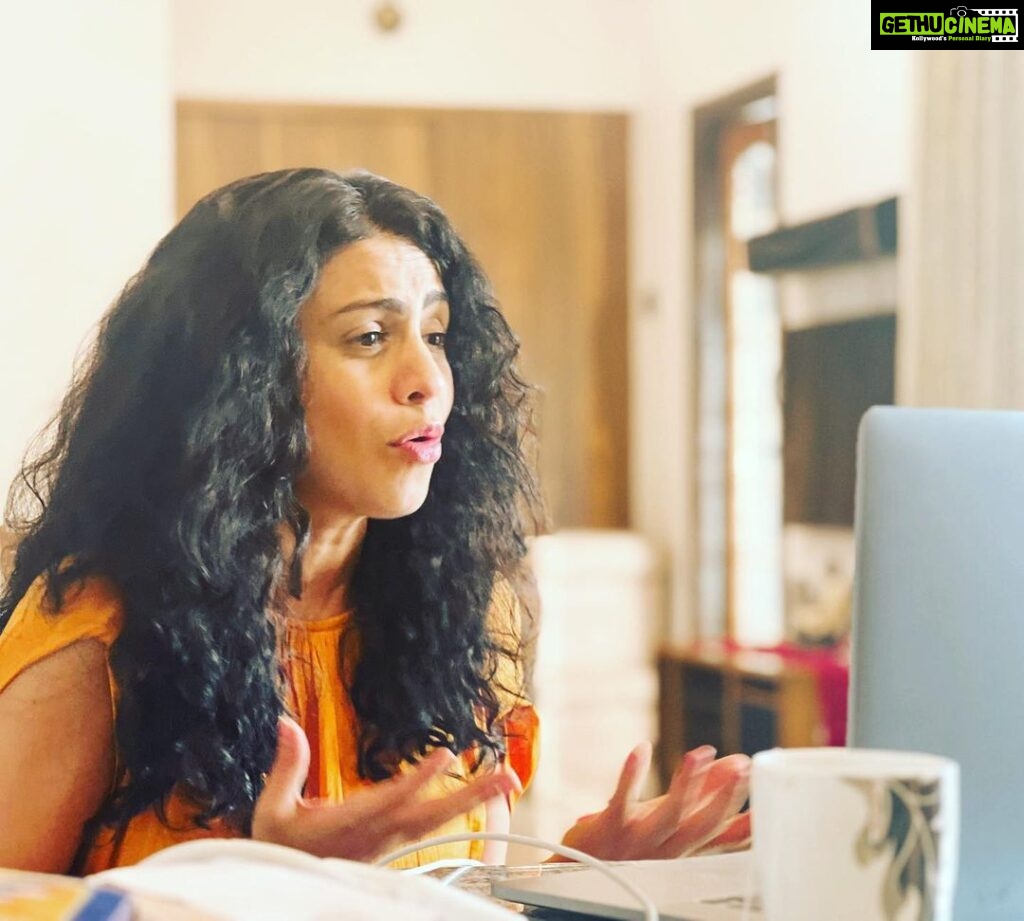 Manasi Parekh Instagram - Pic 1 : Me when I listen to others on Zoom Pic 2 : When nobody listens to me 📸: @parvathy_naveen Home