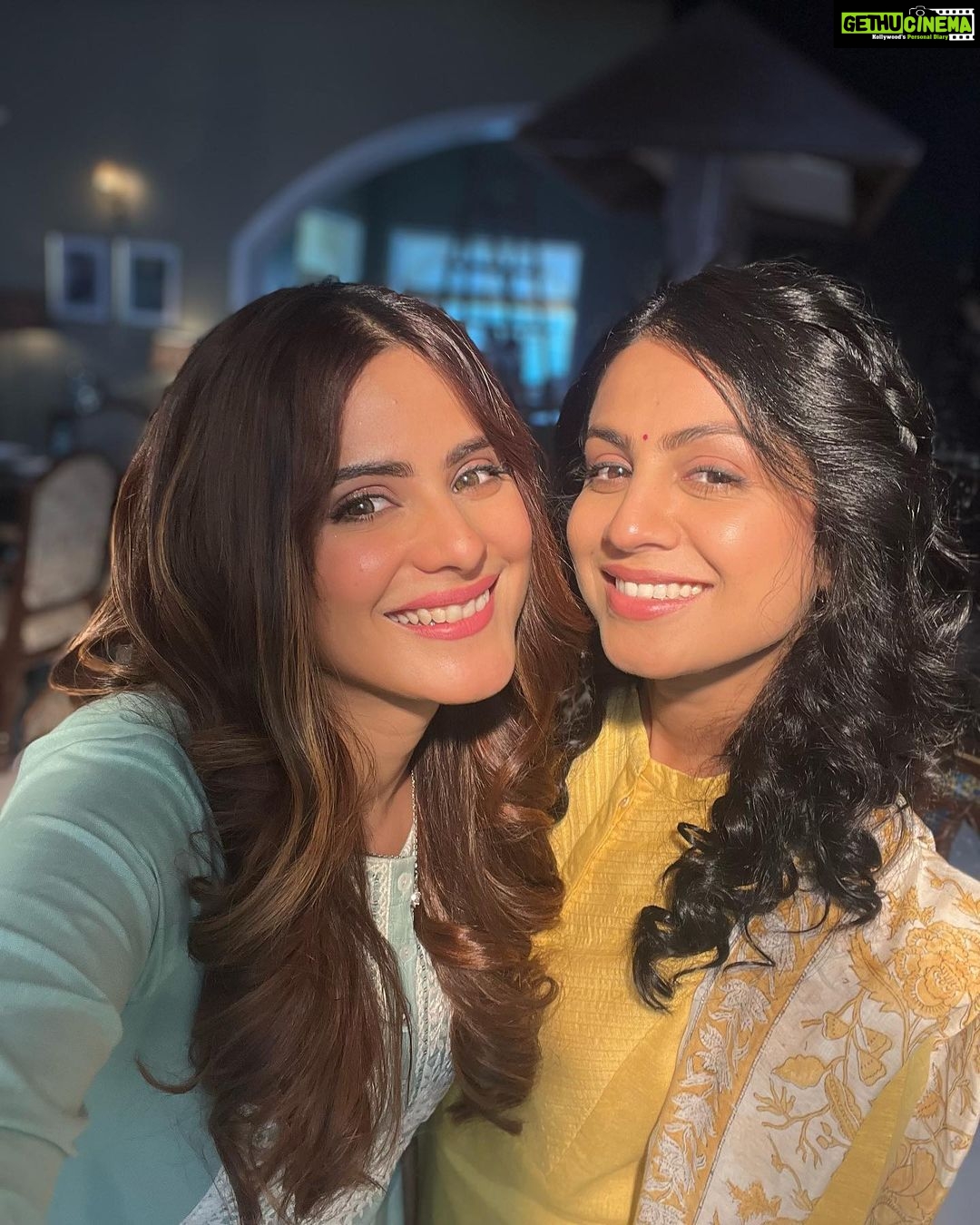 Manasi Parekh Instagram - Shooting an ad today with veteran @shivpurihimani and gorgeous @onimakashyap. I did a tv show with @shivpurihimani on Star one years ago. Can you guess the name? Mumbai - मुंबई