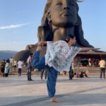 Manasi Parekh Instagram - Anybody who knows me closely knows that I am a moon baby …Also isn’t it incredible that all our Indian festivals are based on the lunar cycle #fullmoon #happyholi #adiyogi