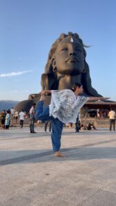 Manasi Parekh Instagram - Anybody who knows me closely knows that I am a moon baby …Also isn’t it incredible that all our Indian festivals are based on the lunar cycle #fullmoon #happyholi #adiyogi