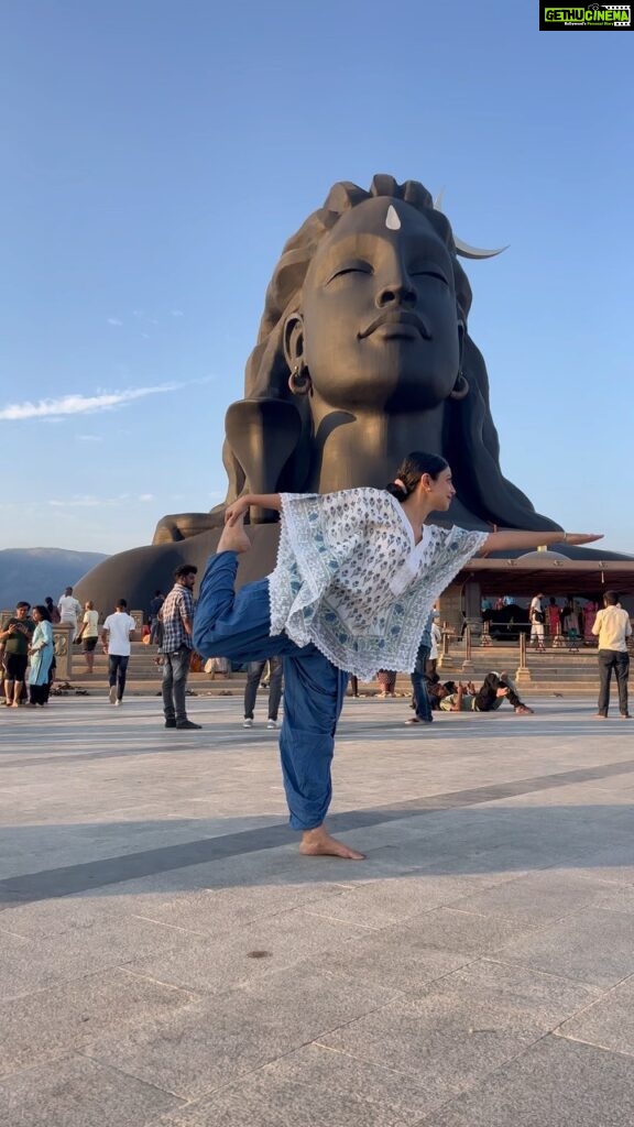 Manasi Parekh Instagram - Anybody who knows me closely knows that I am a moon baby …Also isn’t it incredible that all our Indian festivals are based on the lunar cycle #fullmoon #happyholi #adiyogi