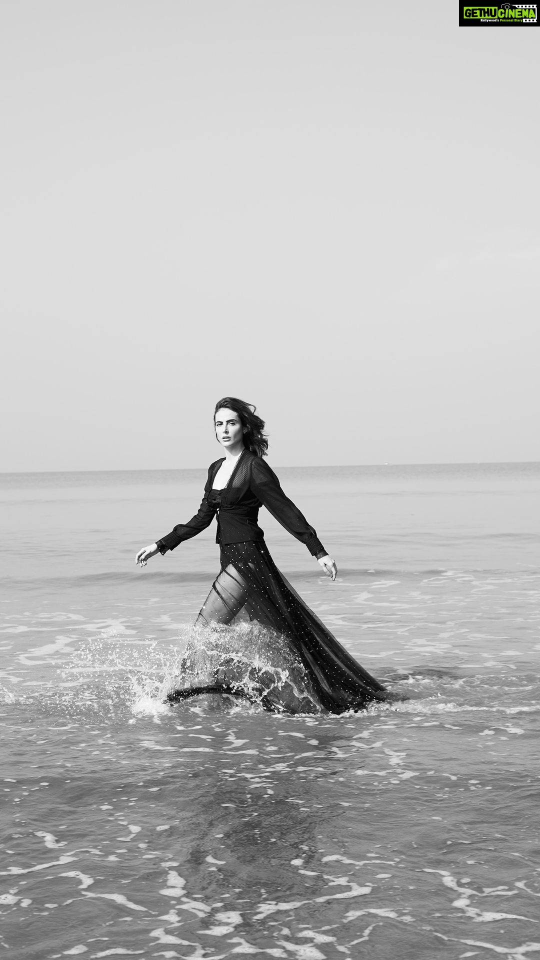 Mandana Karimi Instagram - I am committed to taking care of myself, exploring new jobs and industries, and continually learning to see the world from fresh perspectives. I am dedicated to personal growth and living life to the fullest, driven by my addiction to doing well every day. ✌️🫶💪