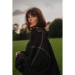 Mandana Karimi Instagram - گوشه‌ای از مصاحبه اختصاصی مجله پُل با ماندانا کریمی سخت‌ترین بخش حرفه بازیگری که کمتر کسی از آن باخبر چیست؟ اینکه هیچ وقت نمی‌دانید زندگی به کجا می‌رود و برای من که همیشه دنبال برنامه و دانستن هستم، بسیار سخت است. اینکه فیلم بعدی پول خوبی دارد، مردم دوست دارند، پول درمی‌آورید، معروف می‌شوید یا نه؟ و این برای شخصیت من بسیار دشوار است. مردم هند چه طرز فکری نسبت به ایرانی‌ها دارند؟ مردم هند از نظر فکری خیلی شبیه به ایرانیان هستند و همین باعث شد بتوانم این همه سال در اینجا بمانم. در مورد خانواده از زندگی تا عشق به آنها، بسیار شبیه به ایرانیان هستند. آنها بسیار مهربان و مهمان‌نواز بوده و کمی مانند ما اهل غذا و مد و … هستند. درباره روتین روزانه خود برایمان بگویید؟ من صبح خیلی زود، یعنی ساعت ۶ بیدار می‌شوم و ۱۵ دقیقه حرکات کششی انجام می‌دهم و بعد از آن قهوه می‌نوشم. گاهی‌اوقات به باشگاه می‌روم، ایمیل خود را چک می‌کنم و ۹ و نیم الی ۱۰ به آفیس خود می‌روم. من عاشق غذا هستم و در طول روز چهار وعده غذا می‌خورم . روی میز کارم همیشه پسته، بادام، بیسکوییت، چای و … قرار دارد و شب هم سعی می‌کنم غذاهای سبکی مانند سالاد بخورم. در طول روز آب زیادی می‌نوشم تا شکم خود را تمیز نگه دارم، پوستم زیبا باشد و انرژی زیادی در طول روز داشته باشم. پیشنهاد می‌کنیم حتما مصاحبه جذاب پُل با «ماندانا کریمی» عزیز رو در بیست و دومین شماره از مجله مطالعه کنین و لذت ببرین. (در وبسایت بخش آرشیو مجلات) 🌐 تمام شماره‌های مجله پُل رو میتونین از طریق لینک وبسایت (بالای صفحه) مطالعه کنین. www.polmagazine.com 🌎 با پُل ، در ارتباطیم ... 🇮🇷🇹🇷🇺🇸🇨🇦🇬🇪🇬🇧 @polcanada @polgeorgia_ @polmagazineuk @pol.turkey @poltimee . . . . . ‏#polmagazine #مجله_پل #خواننده #موزیک #music #موسیقی #تهران #ایران #عشق #singer #پاپ #کنسرت #آهنگ #iran #هنرمند #کلیپ #صدا #هنر #tehran #ترانه #عاشقانه #هنرمندان #نوازنده #فیلم #گیتار #بازیگر #love #ایرانی #ايران
